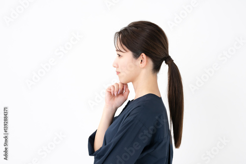 悩む女性