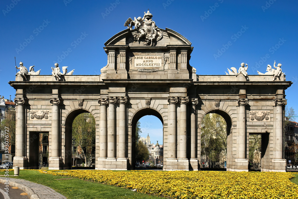 Obraz premium The grand Alcala Gate in Madrid, Spain