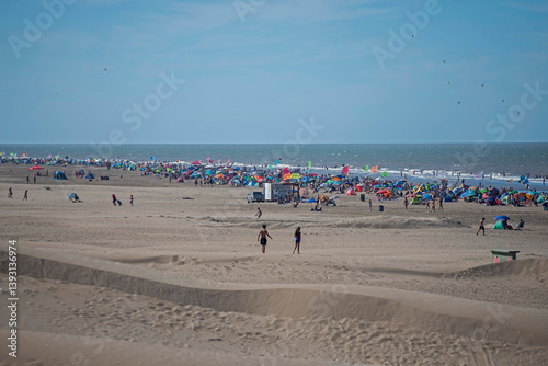 amplia playa Argentina con muchos turistas