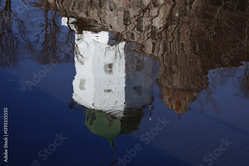 Obraz na płótnie A building reflected in the calm water. w salonie