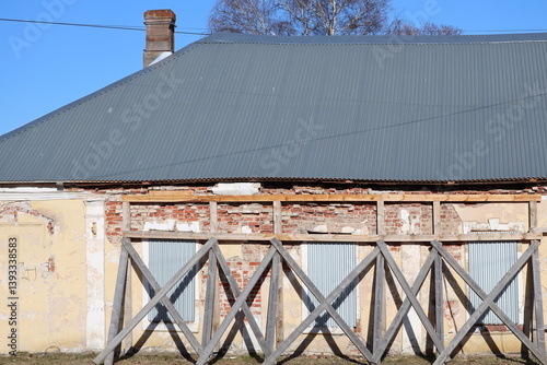 Obraz na płótnie A vintage-style building with a metal roof and brick walls, suitable for use in historical or nostalgic contexts. w salonie