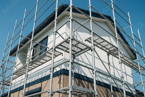 戸建の外壁塗装するための足場を組む3