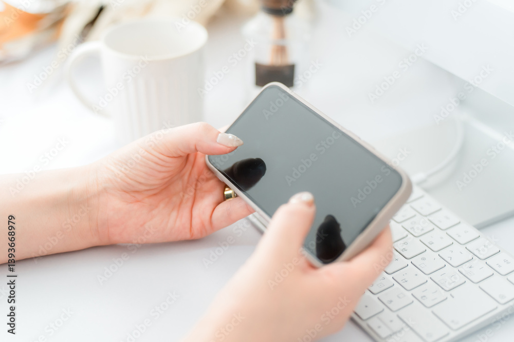 スマホ・スマートフォンの横向きの画面を見るネイルをした女性
スマホ・スマートフォンの横向きの画面を見るネイルをした女性