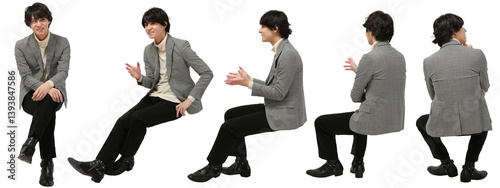座る男性