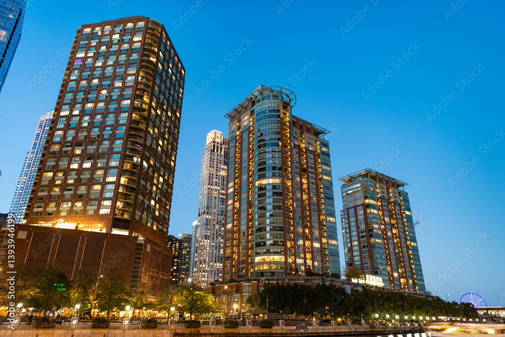 Obraz premium Skyscraper in city downtown. City downtown architecture. Office building in business district. Modern glass building. Chicago city. Skyscraper building architecture. Business skyscraper of glass