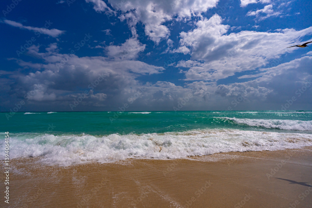 Obraz premium Ocean waves and sand on sky. Stormy sea waves. Summer sea beach wave. Foamy ocean waves. Summer ocean breeze. Dreamy summer beach background. Ocean splash waves.