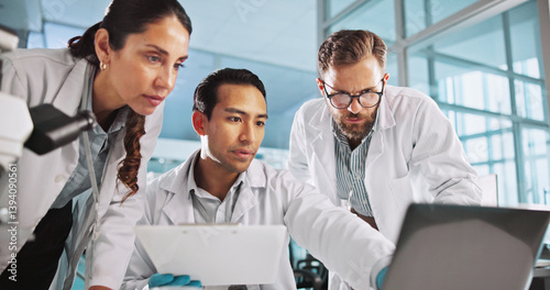 Fotografía Teamwork, people or scientists on laptop for vaccine breakthrough, clinical trial or DNA discovery