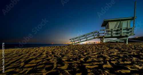 Obraz na płótnie Lifeguard tower at night in Southern California w salonie