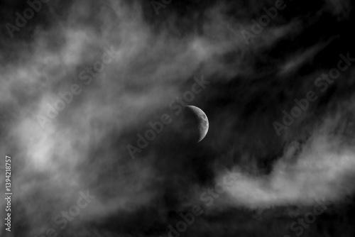Obraz na płótnie Crescent moon sits among dramatic cloudscape w salonie