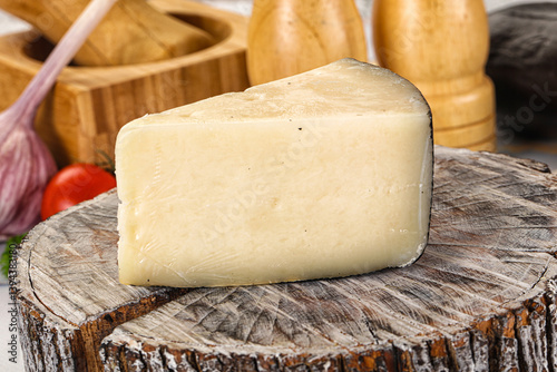 Obraz na płótnie Sheep hard cheese Caprino Romano w salonie