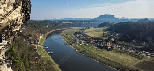 Panoramablick auf die Bastei und das Elbtal in der Sächsischen Schweiz
