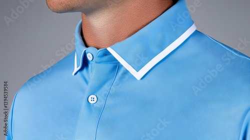 A regular-fit polo shirt with a collar and short sleeves, complete with a front opening, for a classic and comfortable look