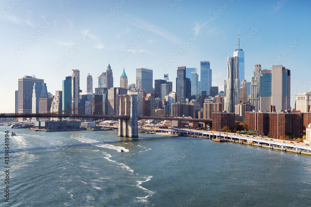 Obraz premium A panoramic view of the Brooklyn Bridge stretching towards Manhattan