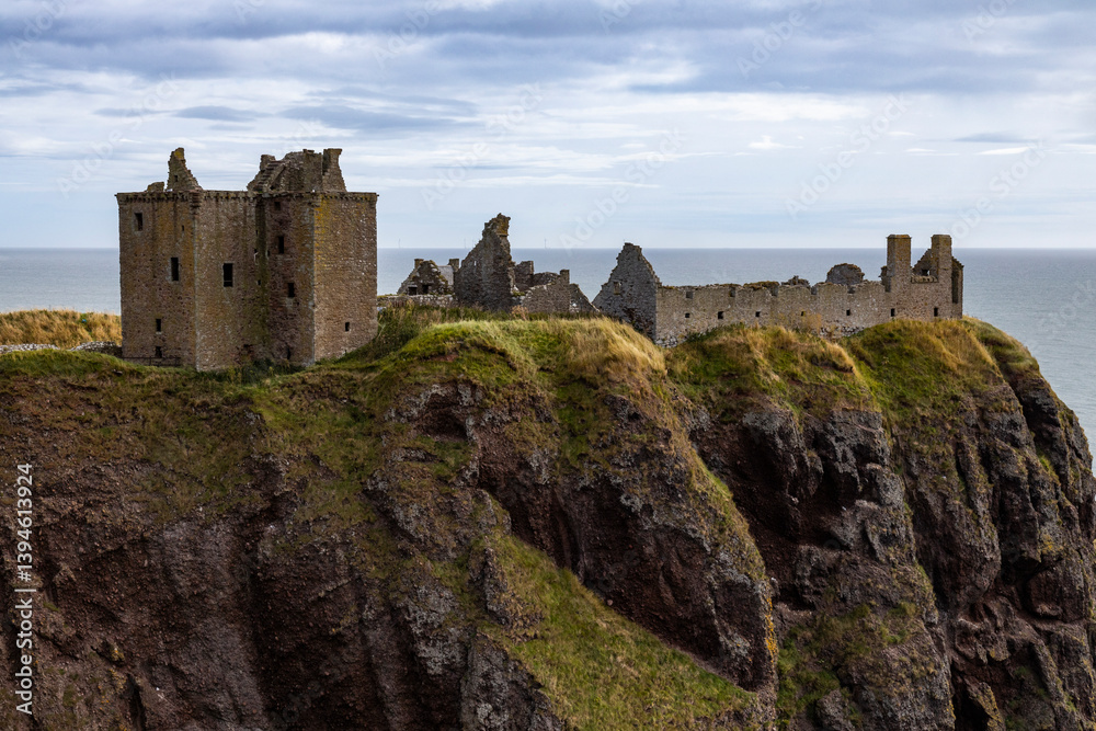Fototapeta premium Dunnottar Castle rises in dramatic ruins atop a cliff overlooking the North Sea. Its breathtaking views, rich history, and rugged beauty make it one of Scotland’s most iconic and cinematic locations.