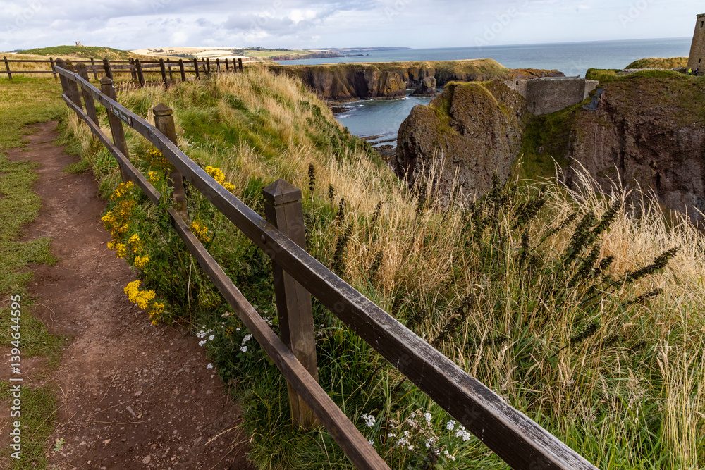 Fototapeta premium Dunnottar Castle rises in dramatic ruins atop a cliff overlooking the North Sea. Its breathtaking views, rich history, and rugged beauty make it one of Scotland’s most iconic and cinematic locations.