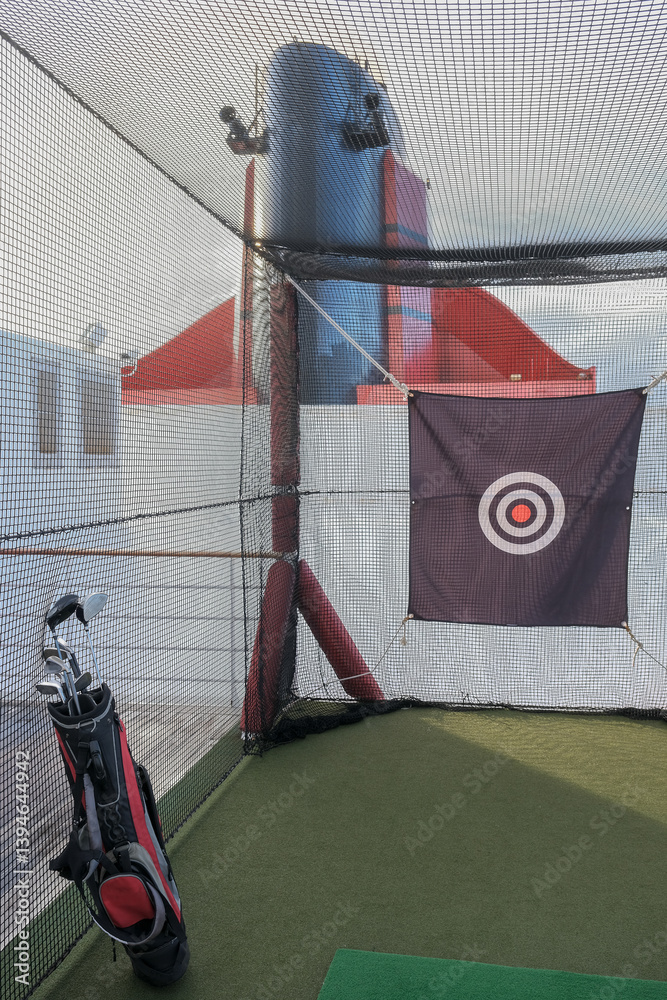 Virtueller Golf-Abschlagplatz auf Kreuzfahrtschiff mit Leinwand und Golfschlägern - Putting green Golf teeing area onboard ocean liner cruiseship Cruise ship