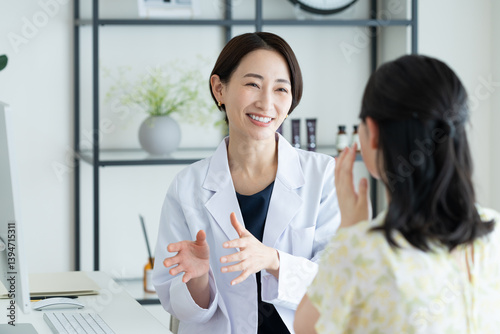 若い女性の診察をするミドルの医師