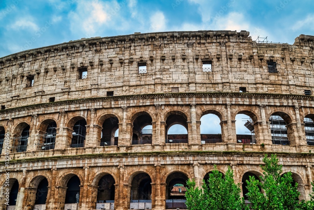 Obraz premium Iconic Colosseum in Rome with Vibrant Sky