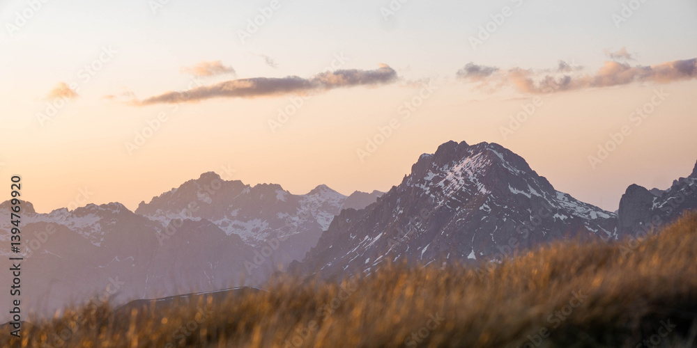 Obraz premium Sunset over tthe mountains with warm colors in Picos de Europa