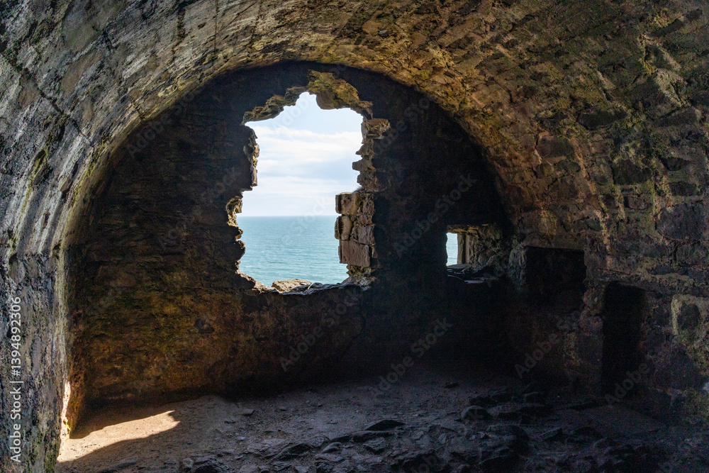 Obraz premium Dunnottar Castle rises in dramatic ruins atop a cliff overlooking the North Sea. Its breathtaking views, rich history, and rugged beauty make it one of Scotland’s most iconic and cinematic locations