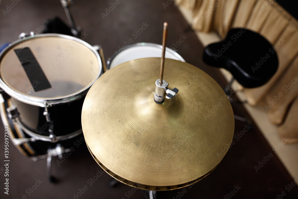Obraz premium A drum set with a cymbal on top of it