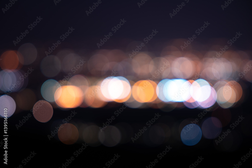 luci urbane notturne colorate e sfuocato e con effetto bokeh