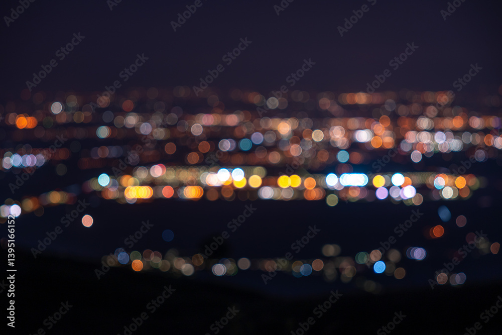 tantissime luci urbane di notte, sfuocate e con tanti colori, di varie città e paesi, con effetto bokeh