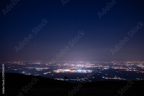 Obraz na płótnie panoramica notturna dalle alture di Piancavallo sulla vasta area urbana in pianura intorno alla città di Pordenone, in Friuli Venezia Giulia, nell'Italia nord-orientale w salonie