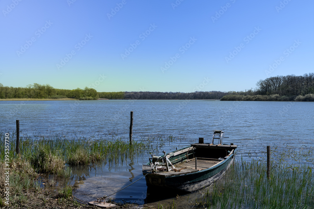 Etang réservoir de Gondrexange en Moselle sous ciel bleu Etang réservoir de Gondrexange en Moselle sous ciel bleu