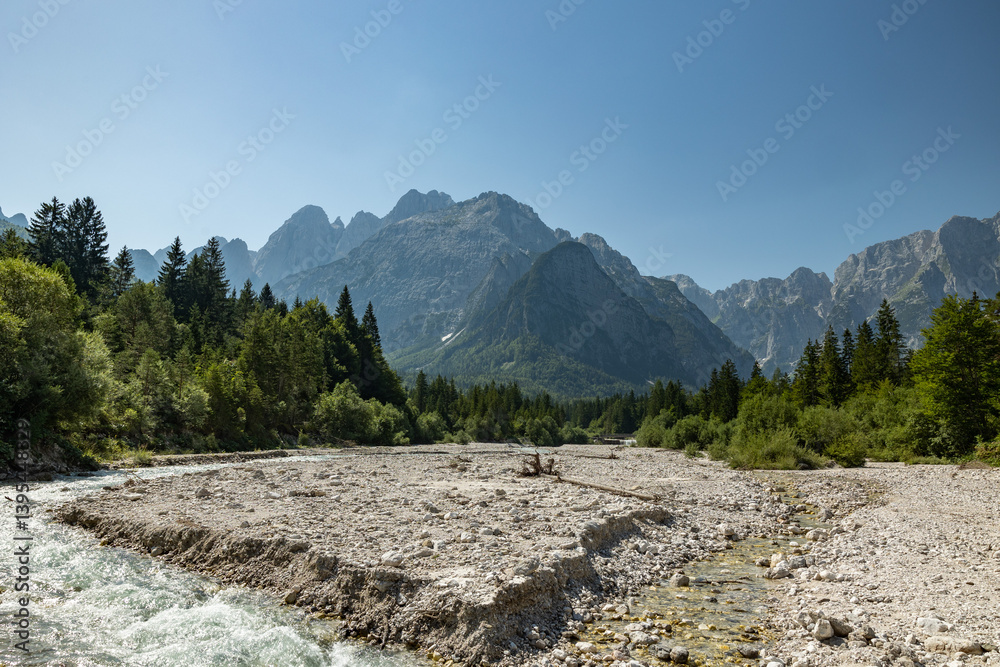 vista panoramica sulla Val Saisera, con l'omonimo torrente, circondata da grandi foreste e montagne, in Friuli Venezia Giulia, nel nord Italia, di giorno, in estate