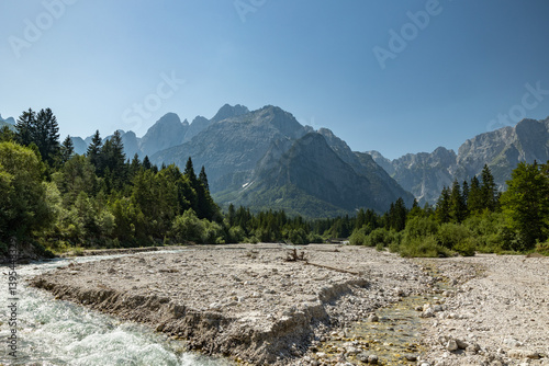 Obraz na płótnie vista panoramica sulla Val Saisera, con l'omonimo torrente, circondata da grandi foreste e montagne, in Friuli Venezia Giulia, nel nord Italia, di giorno, in estate w salonie