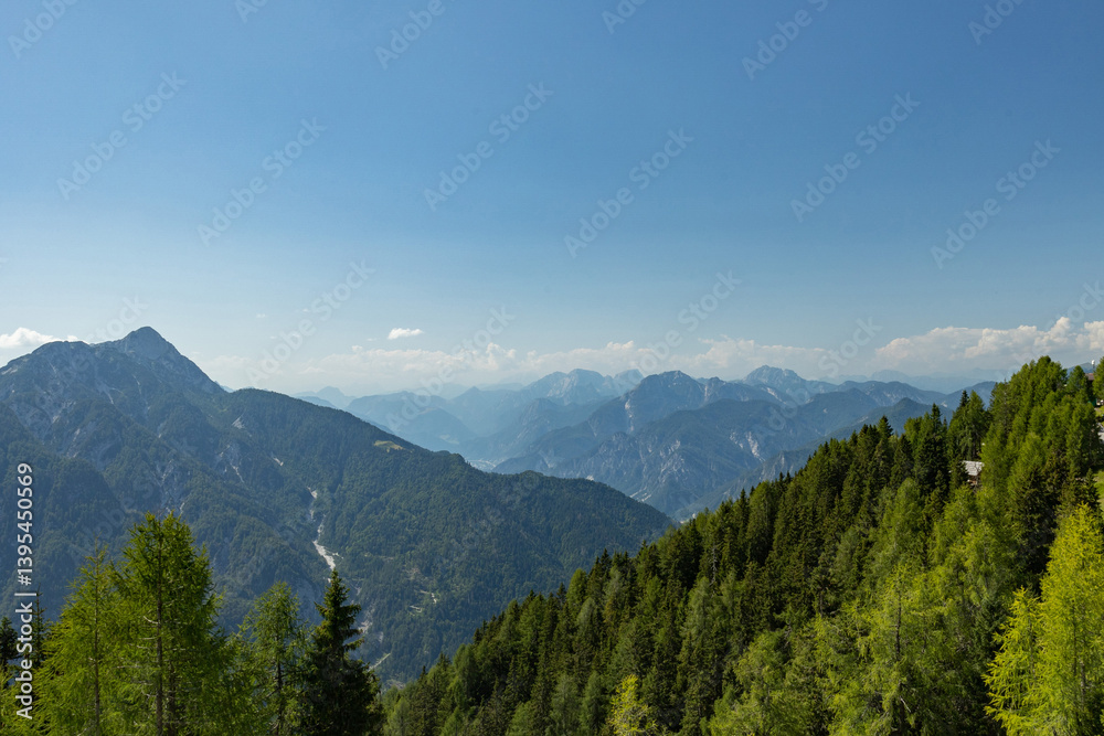 Fototapeta premium panoramica con vista su un ambiente naturale di montagna, in alta quota, nelle Alpi Italiane del Friuli Venezia Giulia, con cielo sereno, in estate