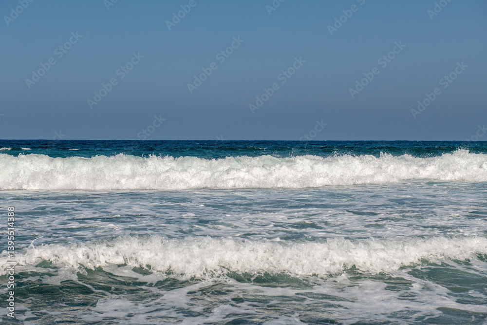 początek przypływu, łagodne fale oceanu indyjskiego przelewają się przez rafę koralową do laguny otaczającej wybrzeże Kenii. Okolice Mombasy, Kikambala, Kenia, Afryka