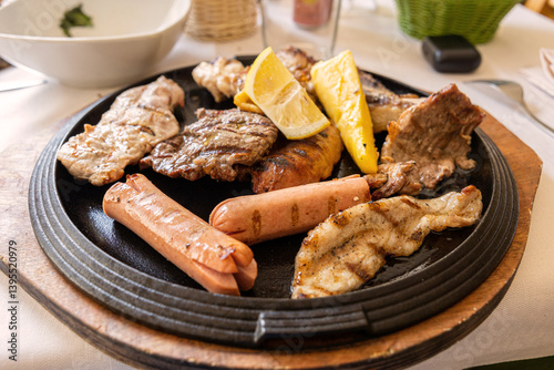 Obraz na płótnie piatto a base di grigliata mista di carne, con carni di maiale, manzo e pollo e polenta w salonie