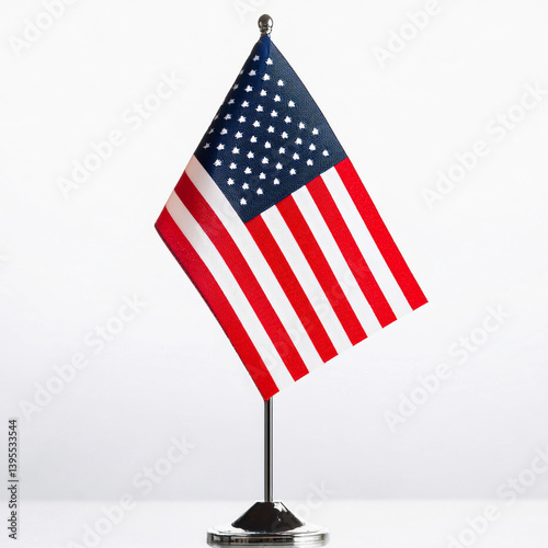 mockup de bandera de Estados Unidos en mástil aislada sobre fondo blanco
