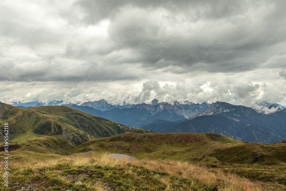 vista panoramica su un ambiente naturale di montagna tra le Alpi nel nord Italia, nella regione Friuli Venezia Giulia, di giorno, in estate, con cielo nuvoloso