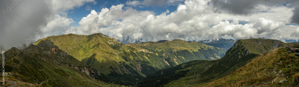 vista panoramica ultra ampia su un ambiente naturale di montagna tra le Alpi nel nord Italia, nella regione Friuli Venezia Giulia, di giorno, in estate, con cielo nuvoloso