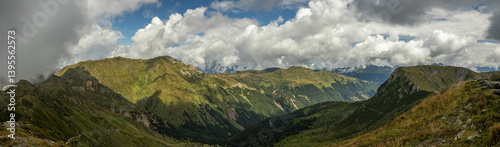 Obraz na płótnie vista panoramica ultra ampia su un ambiente naturale di montagna tra le Alpi nel nord Italia, nella regione Friuli Venezia Giulia, di giorno, in estate, con cielo nuvoloso w salonie