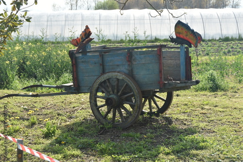 Vecchio carretto agricolo di una volta photo