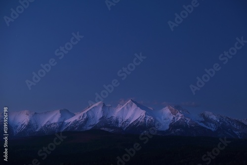 Obraz na płótnie The snow-capped peaks of the High Tatras mountains in sunrise light from viewpoint Pass over Lapszanka (Pass over Łapszanka), Podhale, Poland w salonie
