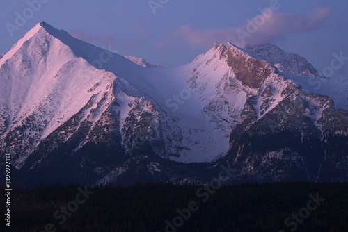 Obraz na płótnie The snow-capped peaks of the High Tatras mountains in sunrise light from viewpoint Pass over Lapszanka (Pass over Łapszanka), Podhale, Poland w salonie