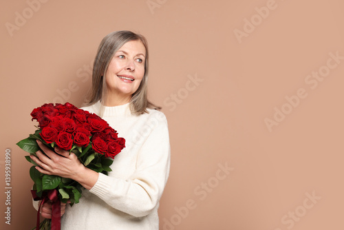 Obraz na płótnie Smiling woman with bouquet of roses on beige background. Space for text w salonie