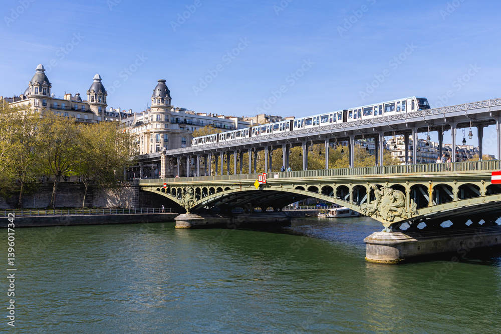 Naklejka premium Le pont de Bir-Hakeim accueille le métro parisien de la ligne 6 sur cette image horizontale. En dessous, la Seine.