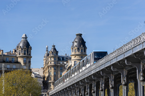 Canvas Print Le métro de paris sur le pont de Bir-Hakeim