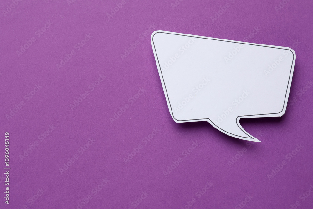 Naklejka premium Blank speech bubble on purple background, top view. Space for text