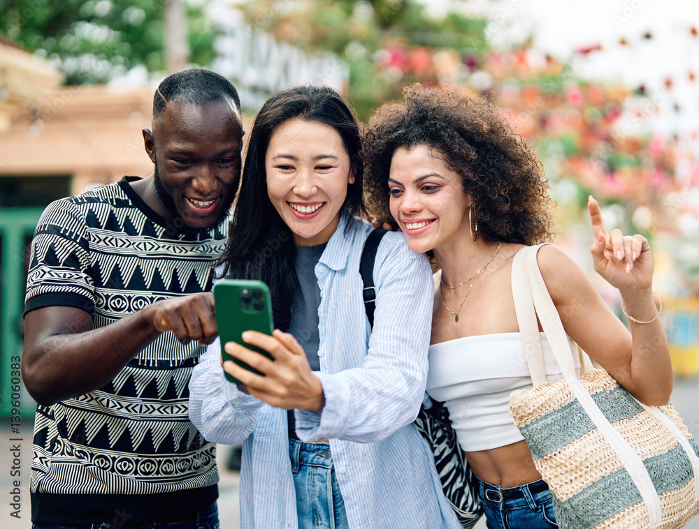 Obraz premium friend street woman selfie phone fun young friendship photo happy together smiling man happiness urban travel smartphone mobile three vacation