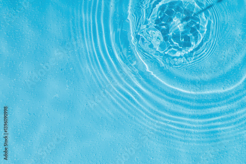 Obraz na płótnie drops on water with circles on a blue background w salonie
