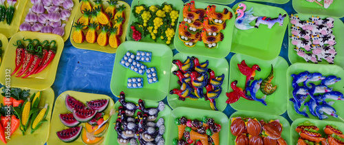 Foto A table full of fruit and animal shaped trinkets