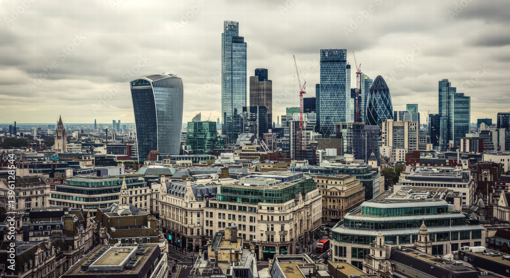 Obraz premium Downtown London pulses with financial energy, its skyline marked by iconic skyscrapers and architectural precision.