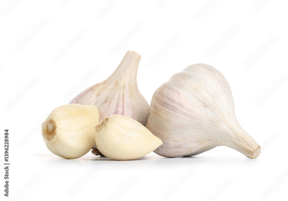 Obraz premium Fresh garlic and cloves on white background